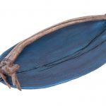 Grande assiette bleue avec bois et cuir.